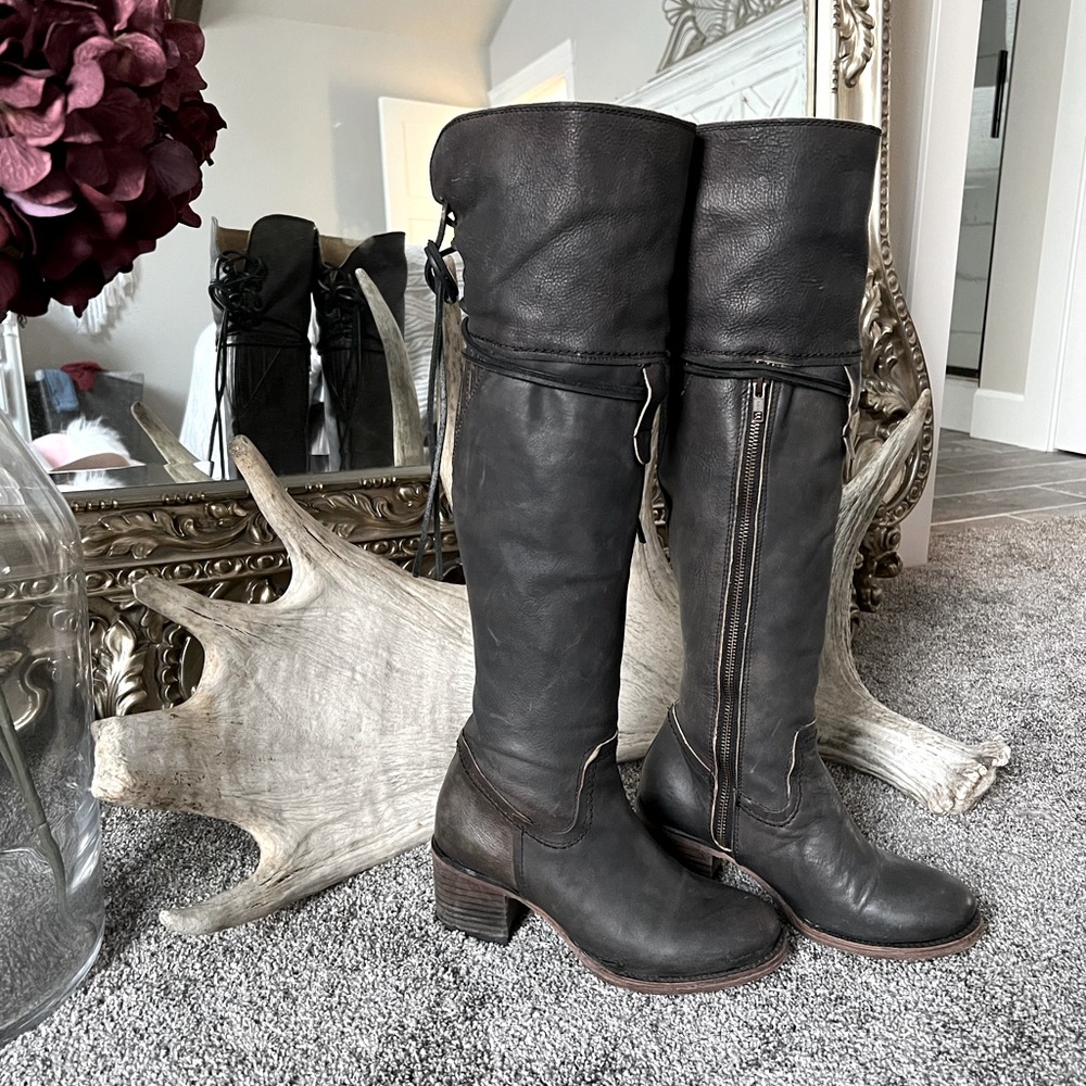 Feeebird Carolina in distressed black size 7